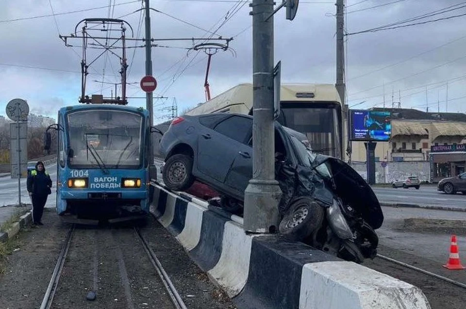 Девушка за рулем легковушки устроила ДТП с трамваем в Нижнем Новгороде.