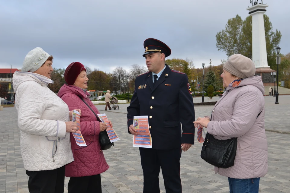 Алексей Чабров проводит беседу с населением в ходе акции «Скажи мошеннику нет».