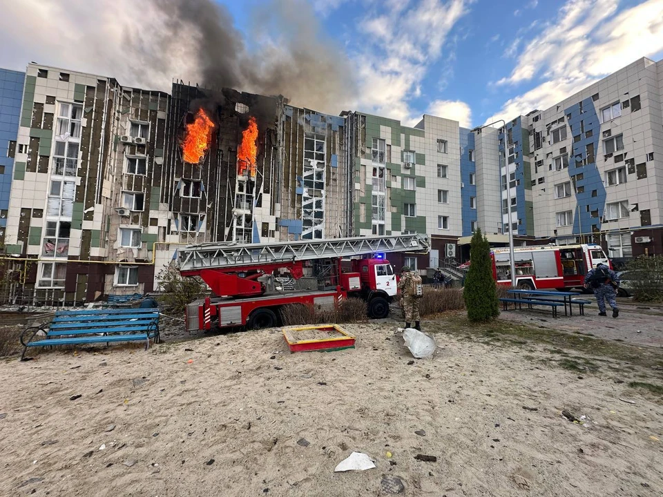 В результате удара беспилотника загорелись три квартиры в многоэтажке в Белгороде.