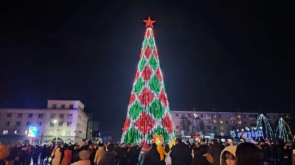 В прошлом году главная елка Луганска выглядела так, в этот раз она будет сиять по-другому