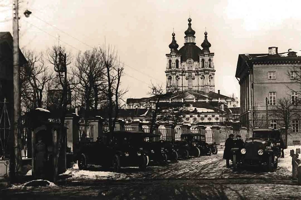 Стоянка автомобилей у Штаба революции. Декабрь 1917 г. Фото из архива Смольного