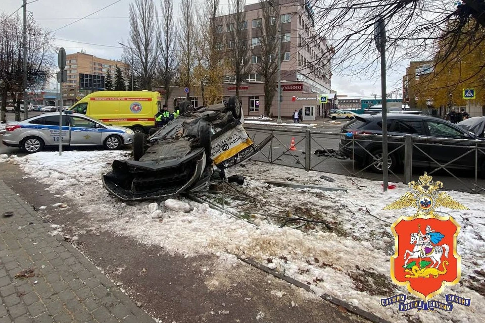 От удара такси отлетело в сторону и перевернулось. Фото: ГУ МВД России по Московской области