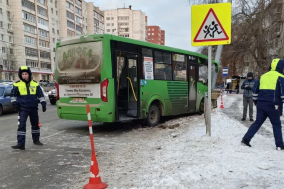 В Тюмени автобус врезался опору камеры фотофиксации, пострадали 11 человек. Фото: Администрация Тюмени