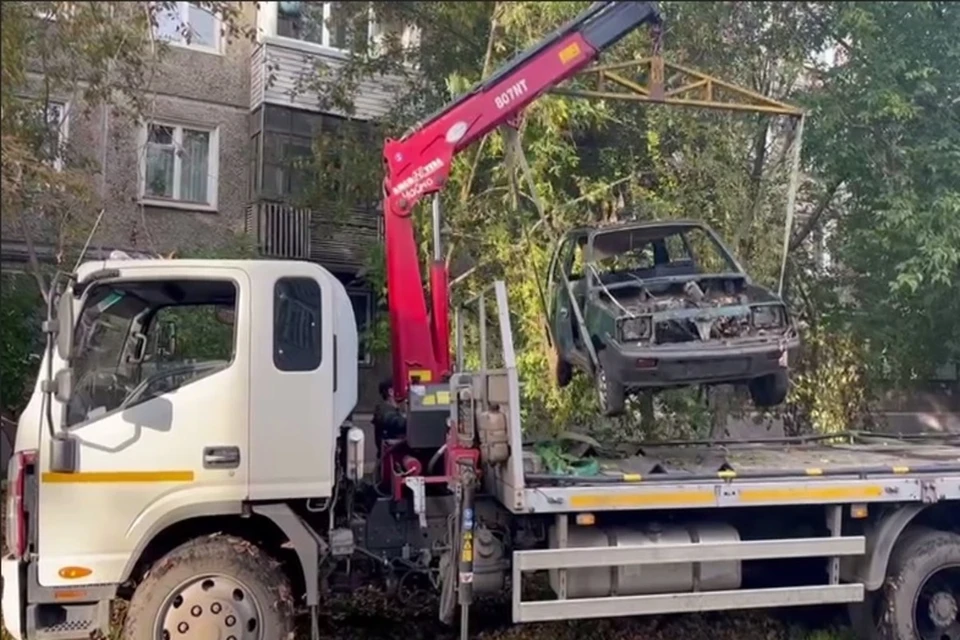 Чаще всего с городских улиц убирают машины, которые годами стоят на одном и том же месте. Фото: стоп-кадр видео администрации Красноярска