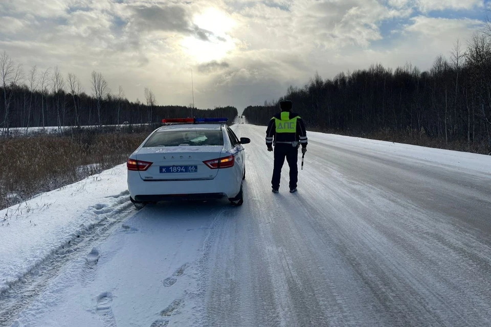 На месте проводились работы для приведения дороги в безопасное для транспорта состояние. Фото: Госавтоинспекция Свердловской области.