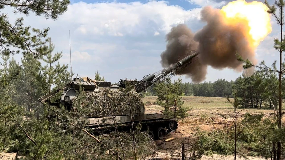 Расчет самоходной артиллерийской установки «Мста-С» наносит удары по противнику