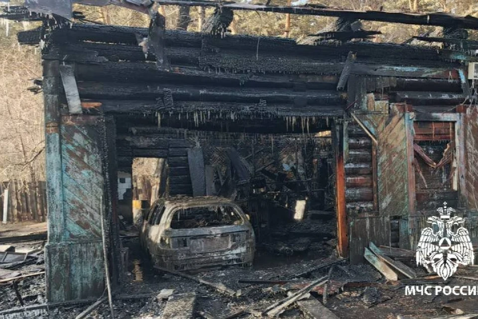 Жилой дом в Усольском районе загорелся из-за светильника.