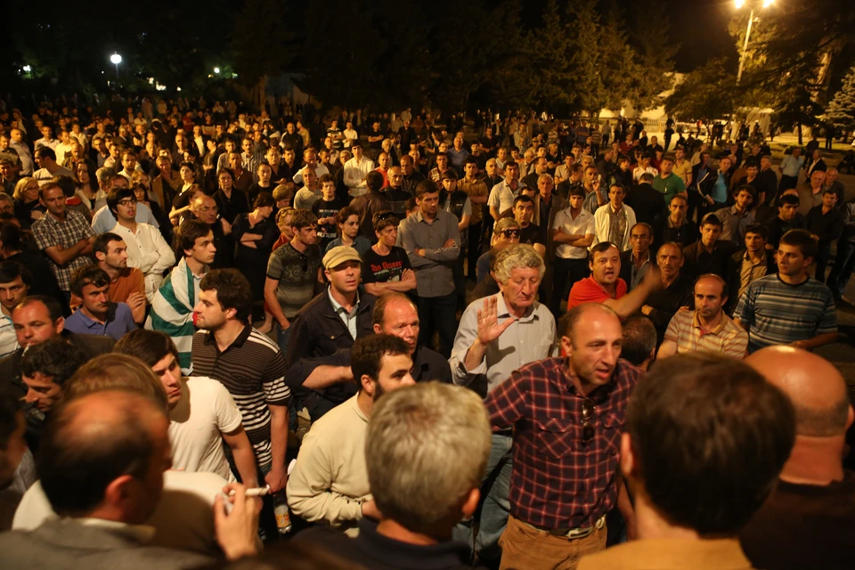 В Сухуме продолжаются протесты у здания парламента