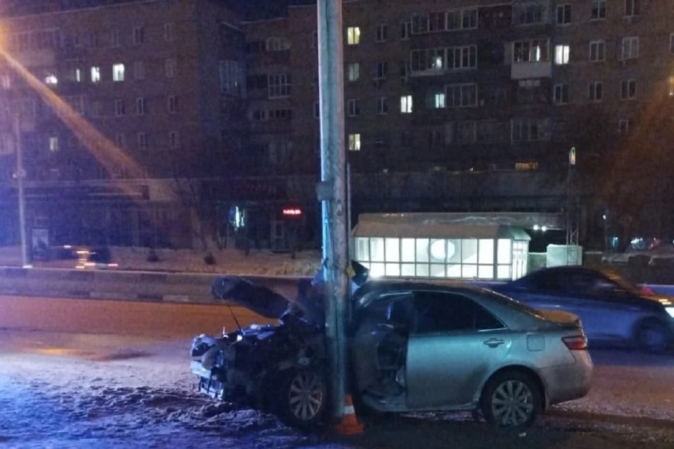 В Новосибирске «Тойота Камри» на скорости врезалась в столб на Красном проспекте. Фото: ГАИ Новосибирска.