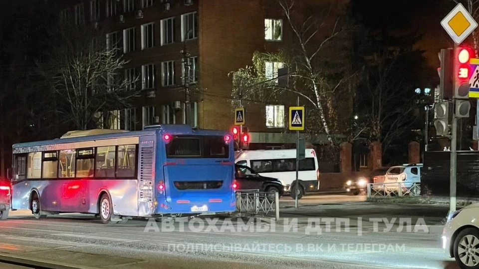 В Туле на улице Оборонной столкнулись автобус и иномарка. Фото: «Автохамы и ДТП Тула».