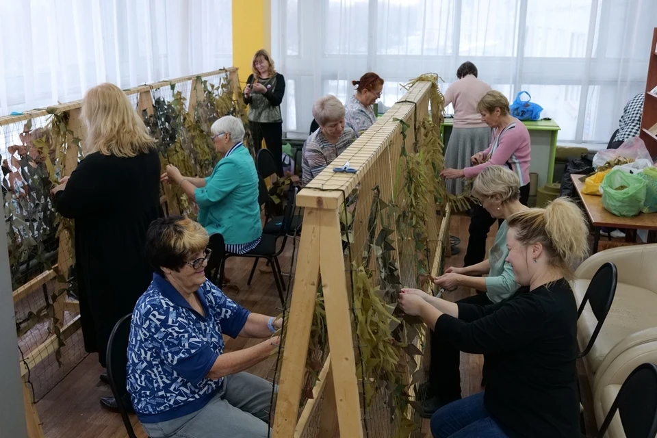 Волонтеры Кузбасса плетут маскировочные сети для бойцов СВО даже в выходные. Фото - АПК.