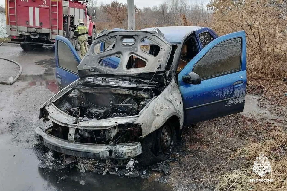 Огонь успел повредить подкапотное пространство и салон машины.