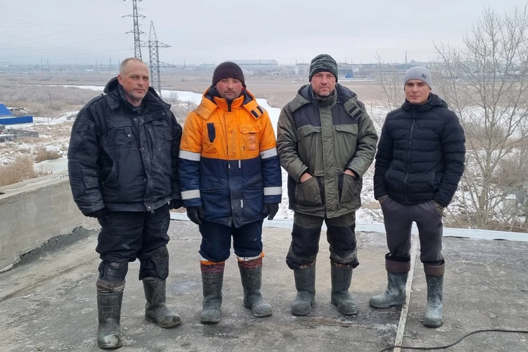 Пришлось нырять в реку вслед за ребенком: кровельщики и санитар спасли семилетнего мальчика, который провалился под лед