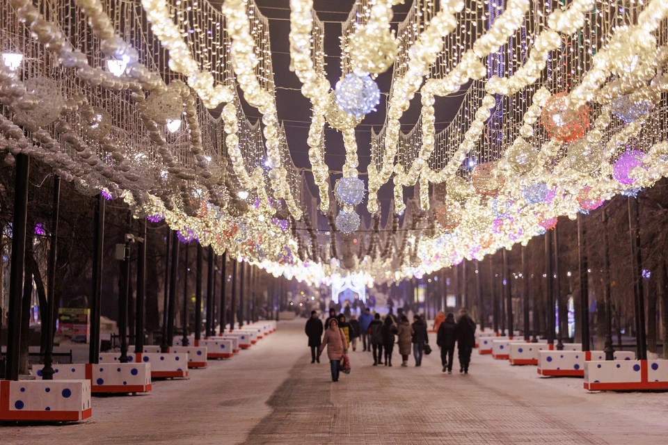 Световой потолок на Кировке светится по вечерам.