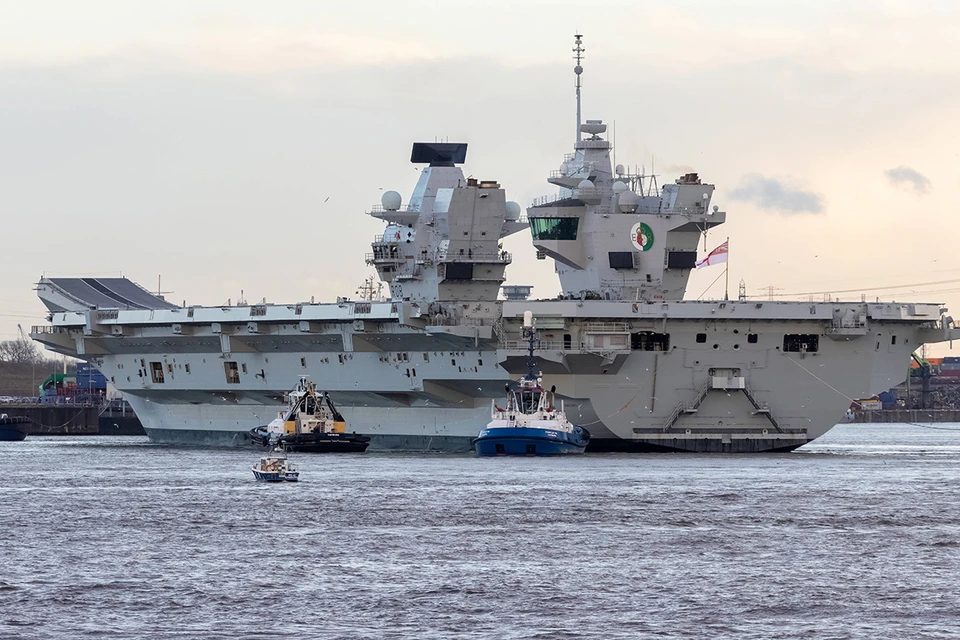 Около пришвартованного в порту немецкого Гамбурга авианосца HMS Queen Elizabeth, принадлежащего британским ВМС, засекли неопознанный беспилотник.
