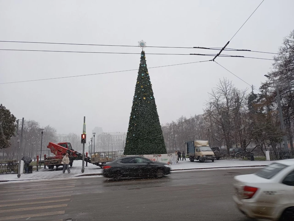 Новогоднюю елку устанавливают на площади Горького в Нижнем Новгороде