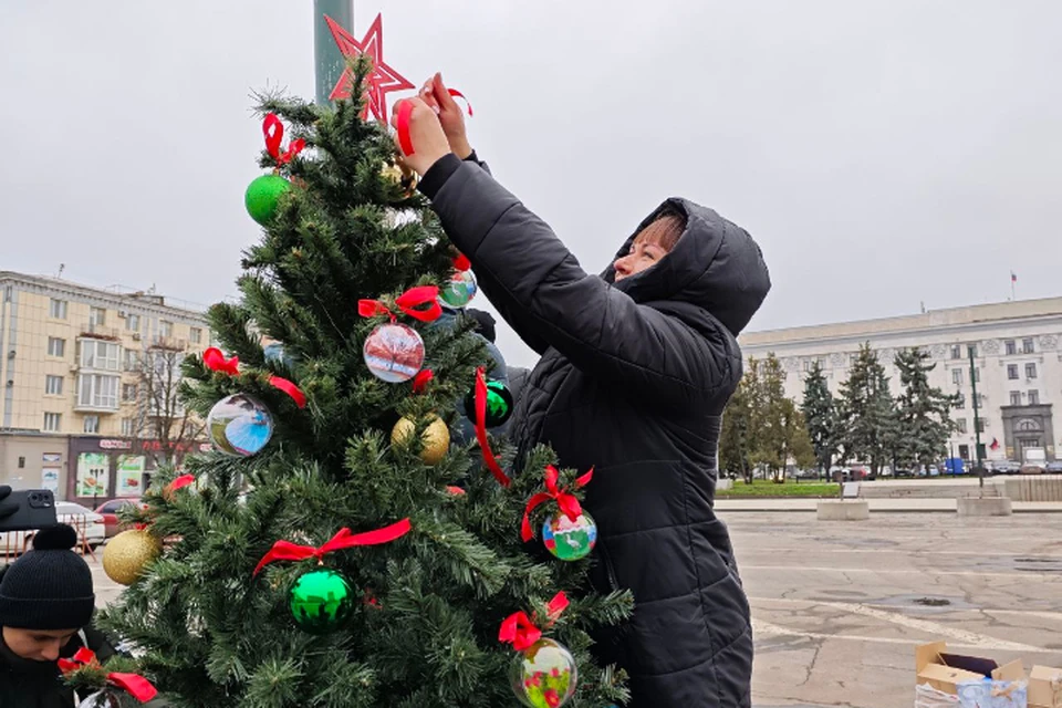 На Театральной площади в Луганске стартовала акция: украшение елок муниципалитетов.