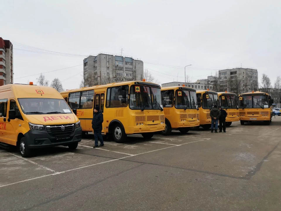 В Сыктывкаре торжественно вручили школьные автобусы.