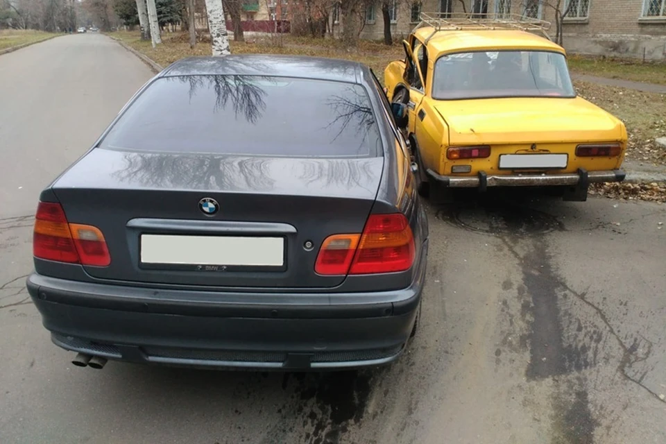 В Пролетарском районе Донецка произошло ДТП, два человека пострадали. Фото: МВД по ДНР