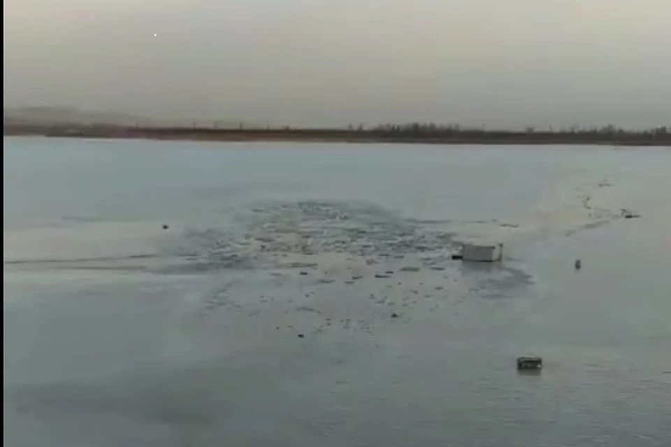 На льду остались рыбацкие принадлежности