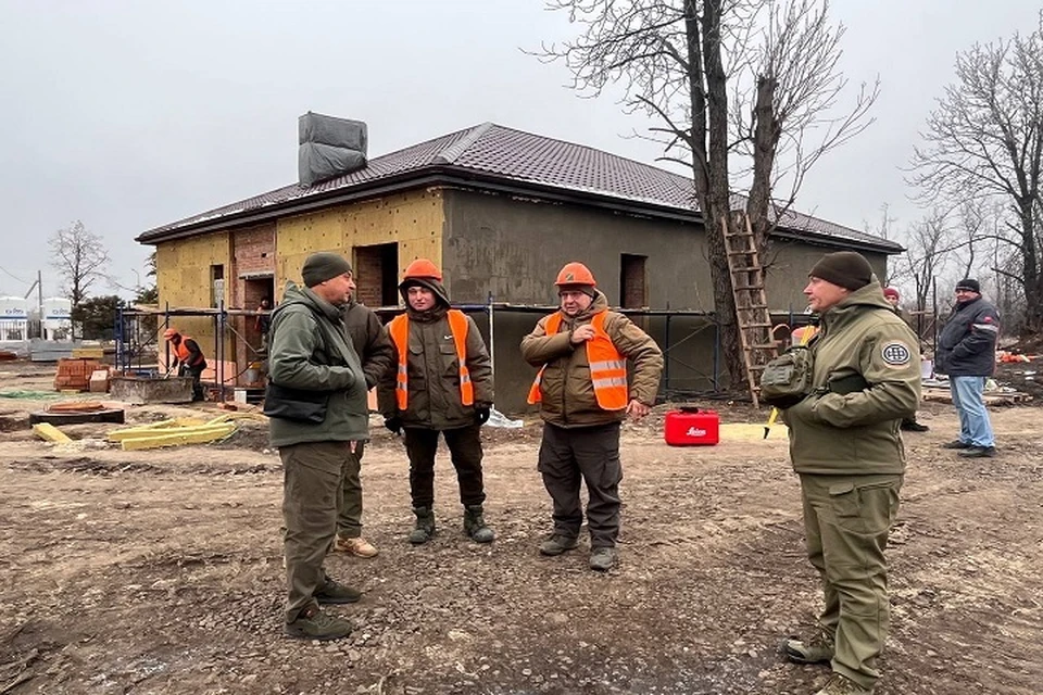 Глава Волновахского округа ДНР проверил ход восстановительных работ в Волновахе. Фото: ТГ/Зинченко