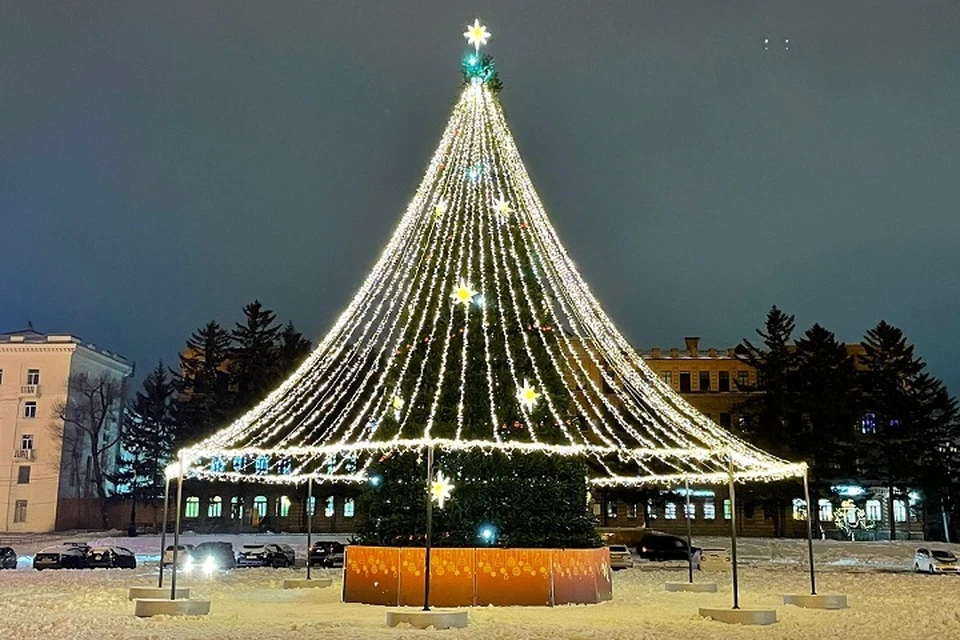 Новогодняя елка на площади Ленина в Хабаровске засветилась сотнями огоньков