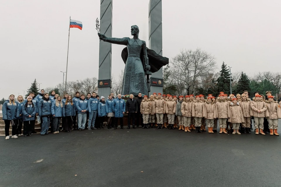 Горожане возложили цветы к памятнику Воину-освободителю. Фото: ТГ/Моргун