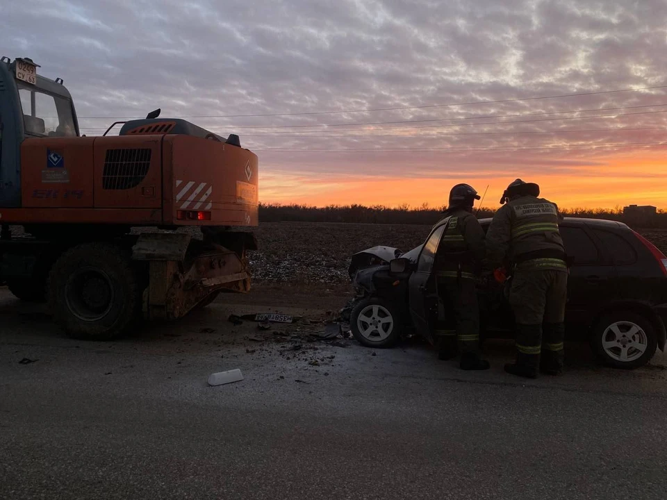 Пожарные-спасатели деблокировали водителя автомобиля. Фото: центр по делам ГО, ПБ и ЧС региона