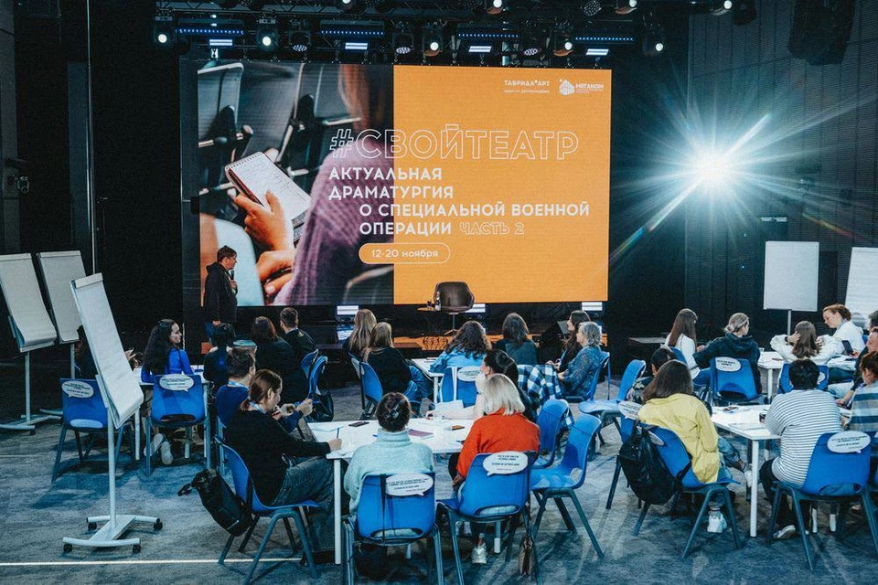 Сюжет постановки основан на пьесе Елены Коллеговой «Остаться человеком»