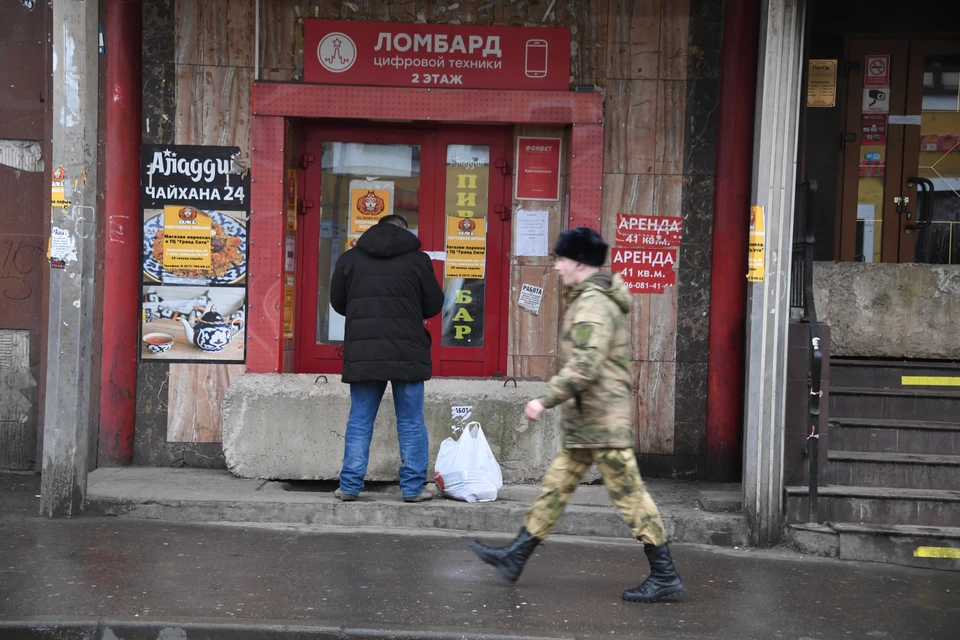 Украденное заложил в ломбард, а вырученные деньги потратил на личные нужды.