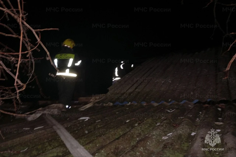Сотрудники МЧС потушили дом в Первоконстантиновке. Фото: ГУ МЧС России по Херсонской области.