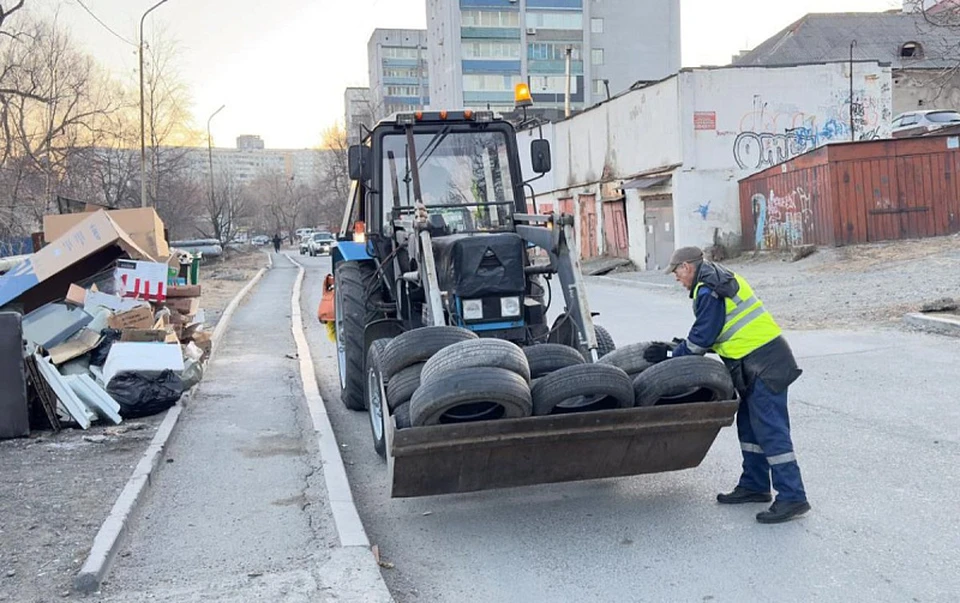 В межсезонье повсеместно появляются стихийные свалки покрышек.