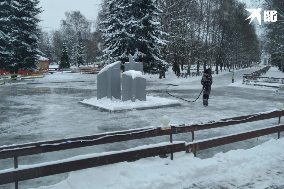 Каток в парке Победы начали заливать с 2019 года.