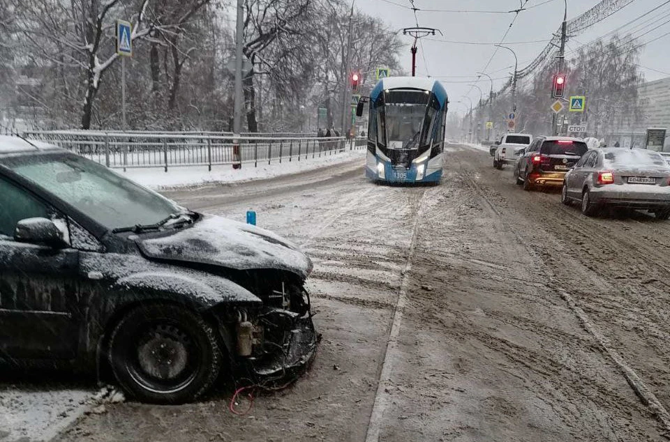 В Ульяновске из-за ДТП остановили движение трамваев по улице Спасской | ФОТО: телеграм-канал Симбирский шугожор