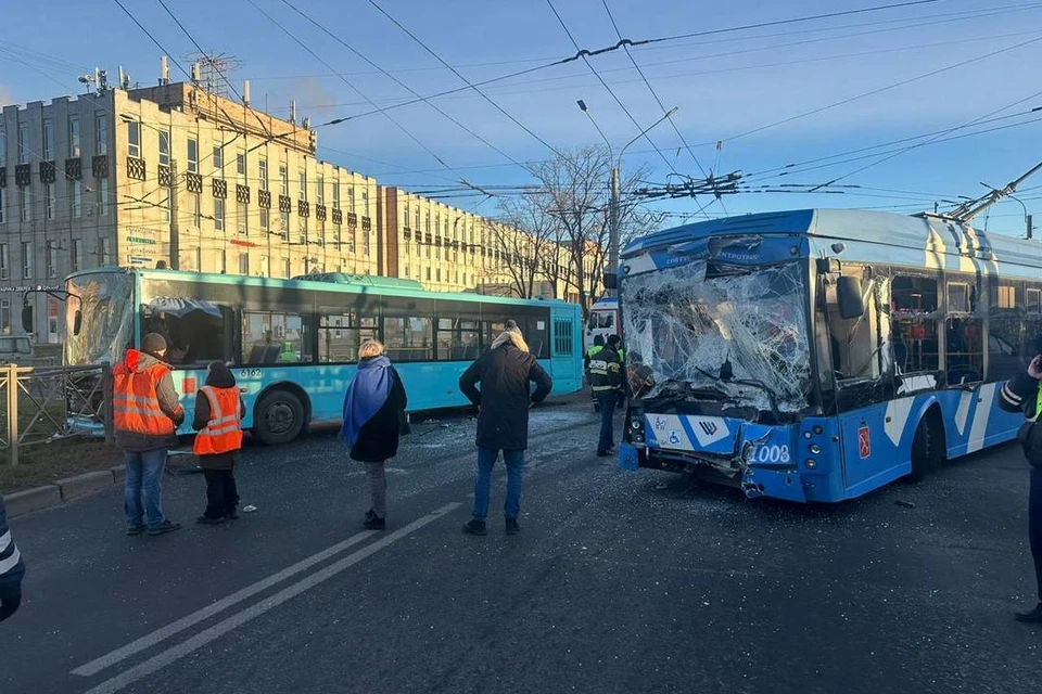Автобус и троллейбус столкнулись на Ленинском проспекте. Фото: пресс-служба прокуратуры Петербурга