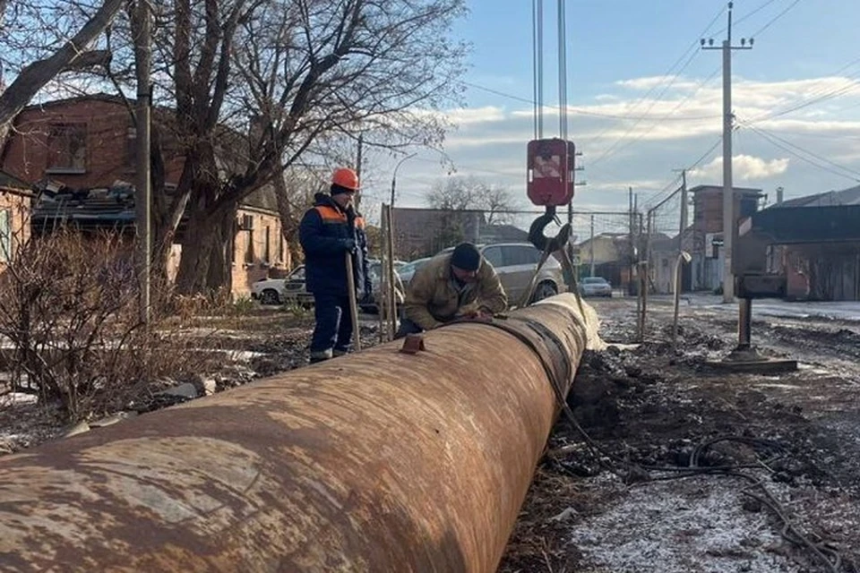 Речь идет о трубопроводе, предназначенном для отвода стоков. Фото: телеграм-канал главы Таганрога Светланы Камбуловой