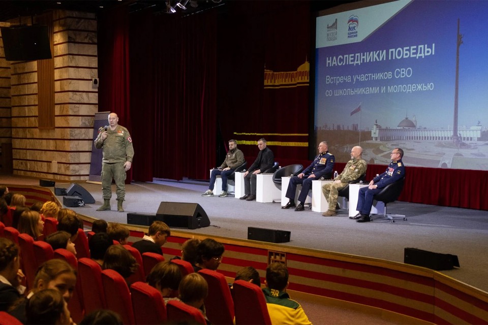Молодежь познакомили с историей и новой элитой