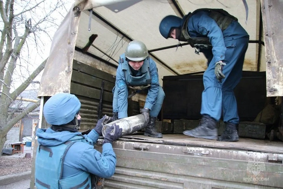 В ДНР за сутки саперы МЧС уничтожили более 100 единиц взрывоопасных предметов. Фото (архив): МЧС России по ДНР