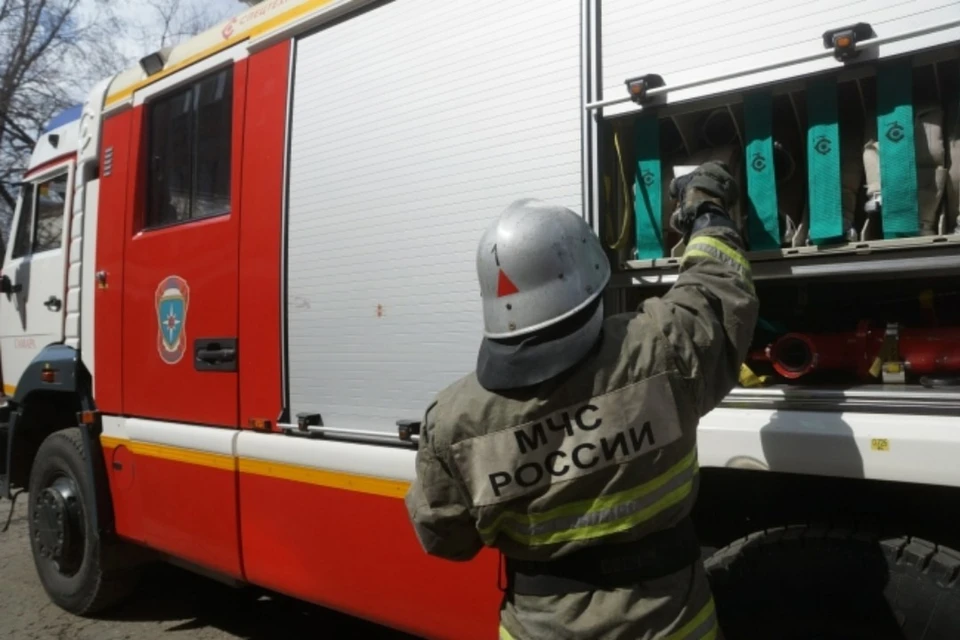 Пожарные потушили горящее строение на Бугринской в Новосибирске