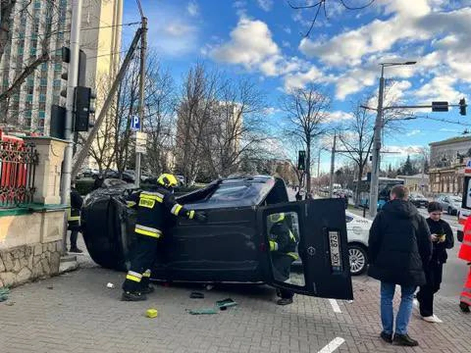 В центре Кишинёва перевернулась машина, пострадала девушка.