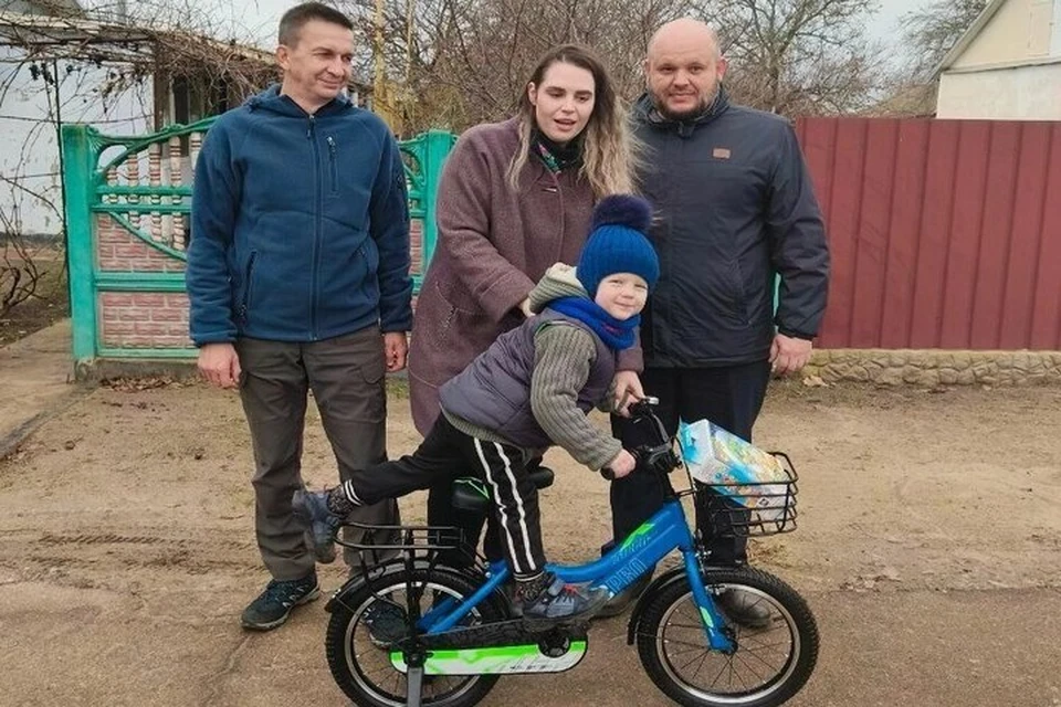 Детям в Херсонской области начали выдавать подарки с "Елки желаний". Фото: администрация Херсонской области