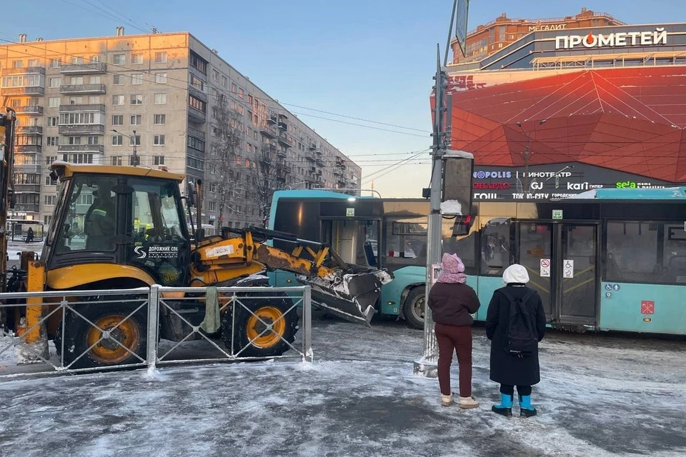 Трактор врезался в дверь лазурного автобуса. Фото: ДТП и ЧП | Санкт-Петербург | Питер Онлайн | СПб.