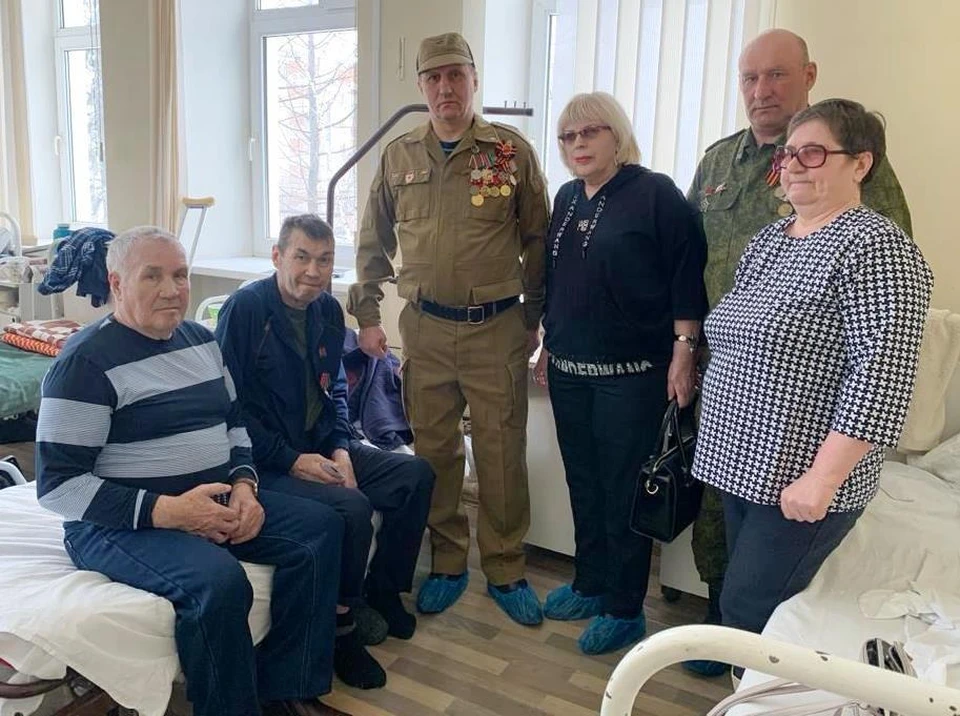 Евгений Шапкин (второй слева) полгода провел в больнице.