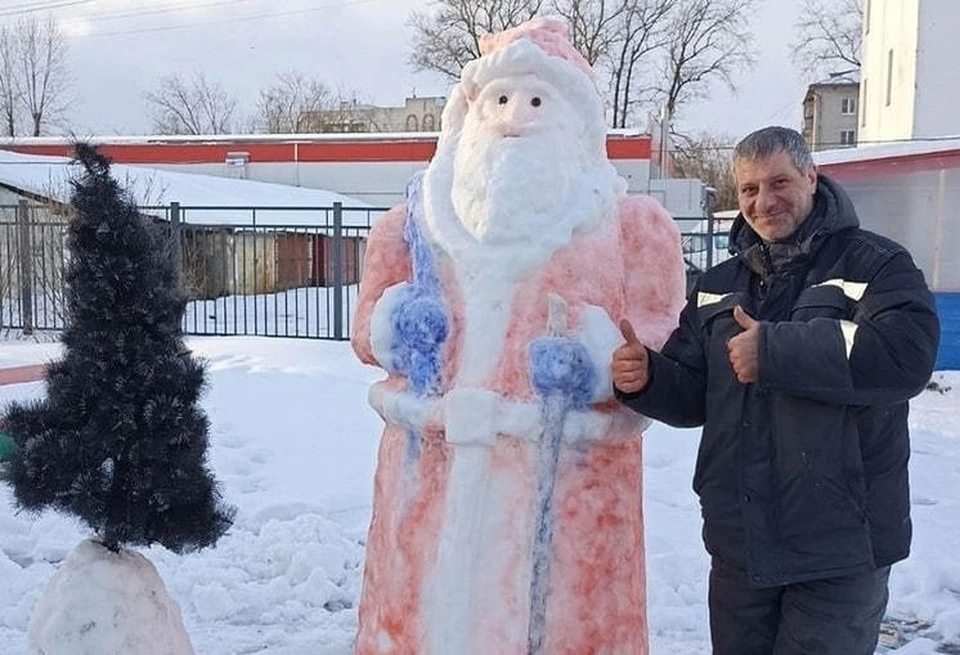 Фото: Подслушано / Заволга / Ярославль ВК. Вардан Мурадян создал двухметрового снежного Деда Мороза