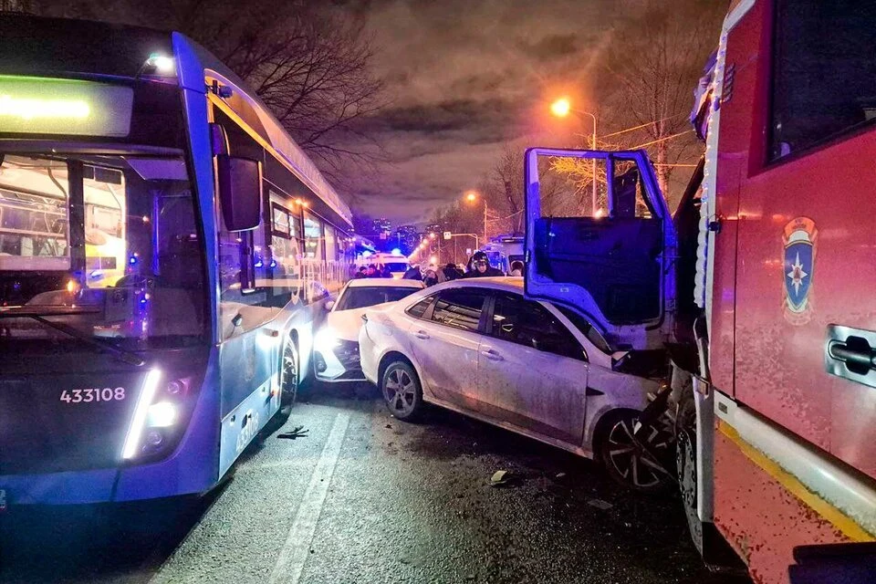 В массовом ДТП с участием автобуса в Москве пострадали 15 человек