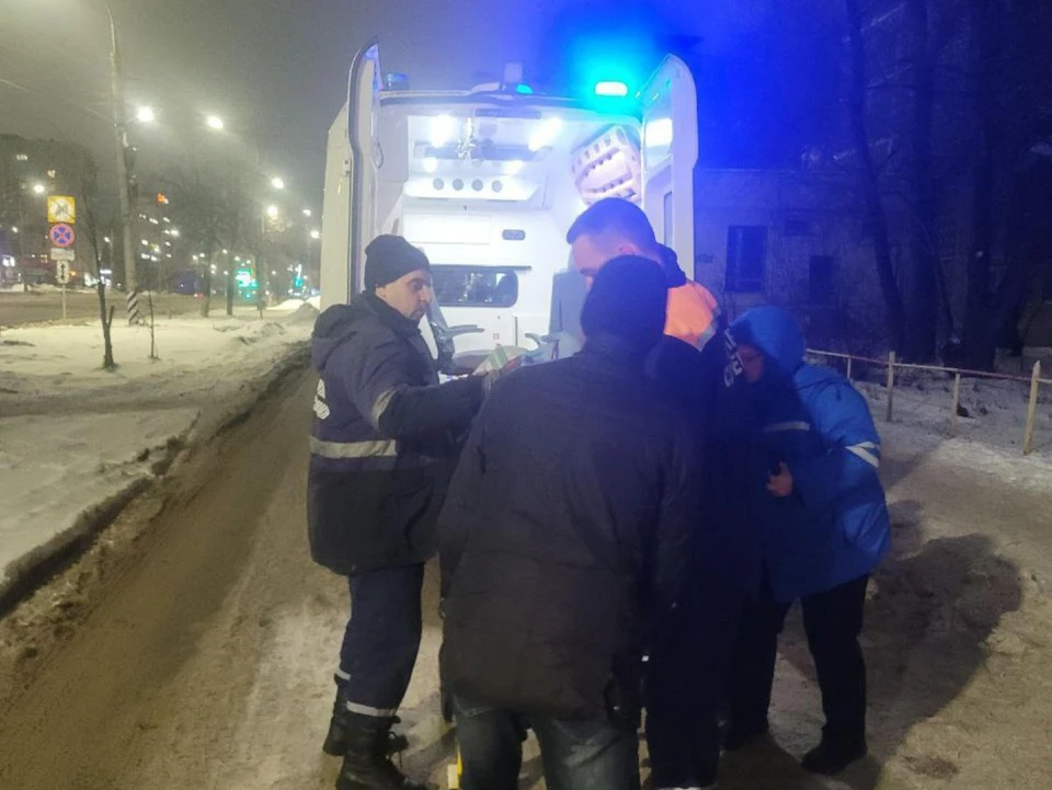 В Ульяновске спасатели помогли донести до скорой мужчину с переломом шейки бедра | ФОТО: Управление гражданской защиты
