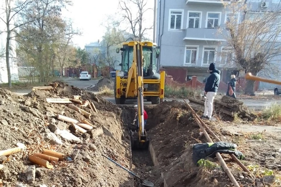 Ежедневно ремонтные бригады на спецтехнике выезжают к месту аварий для их ликвидации. Фото: Администрация Мариуполя