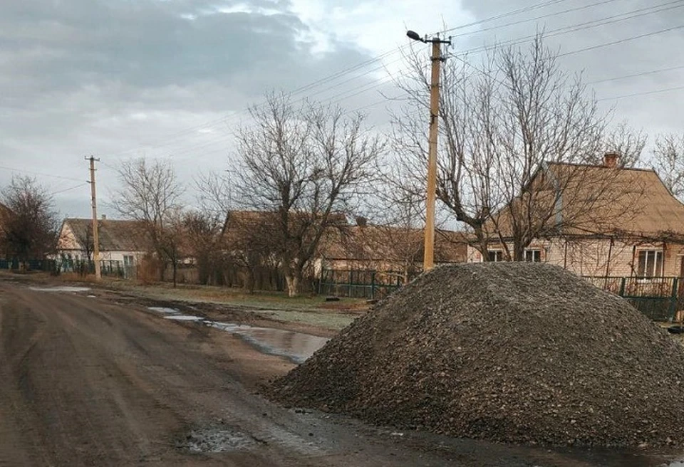 В Токмакском округе своими силами ведут ямочный ремонт дорог. ФОТО: администрация Токмакского МО