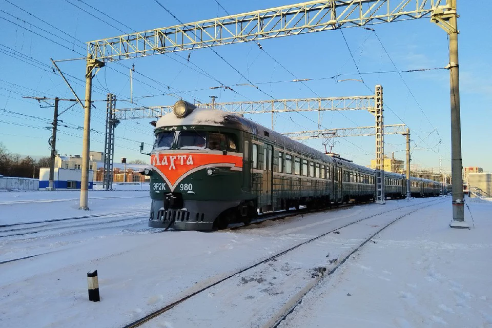 Ретропоезд «Лахта» отправился в свой первый в эти новогодние праздники рейс. Фото: Официальный канал Октябрьской железной дороги/ t.me/ozdrzd