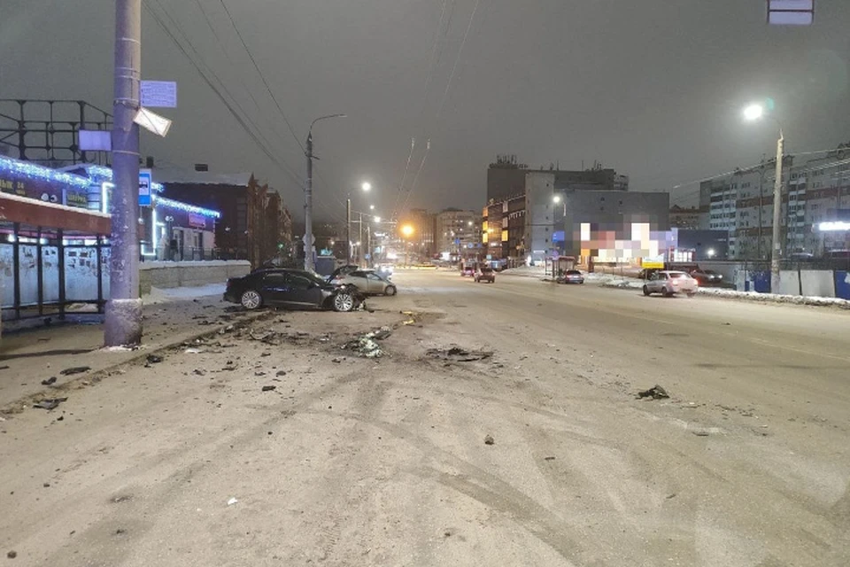 Две иномарки столкнулись поздно вечером 29 декабря в Ижевске. Фото: Госавтоинспекция Удмуртии